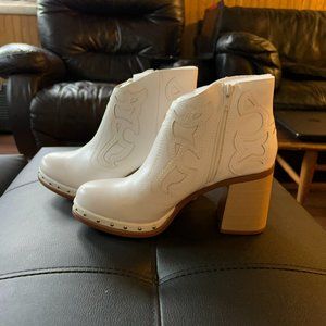 Floralmoda Women Rivet Welt Acrylic Heel Booties Brand New! Size 7